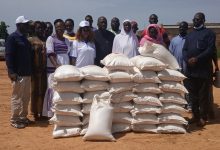 Soutien aux Déplacés Internes de Panzani : Le DG de Le Pays offre une tonne de riz.