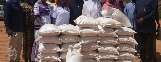Soutien aux Déplacés Internes de Panzani : Le DG de Le Pays offre une tonne de riz.