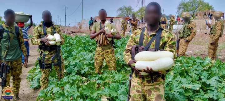 Burkina Faso : La Gendarmerie Nationale accompagne les populations de Toéni pour la réalisation d’un jardin potager